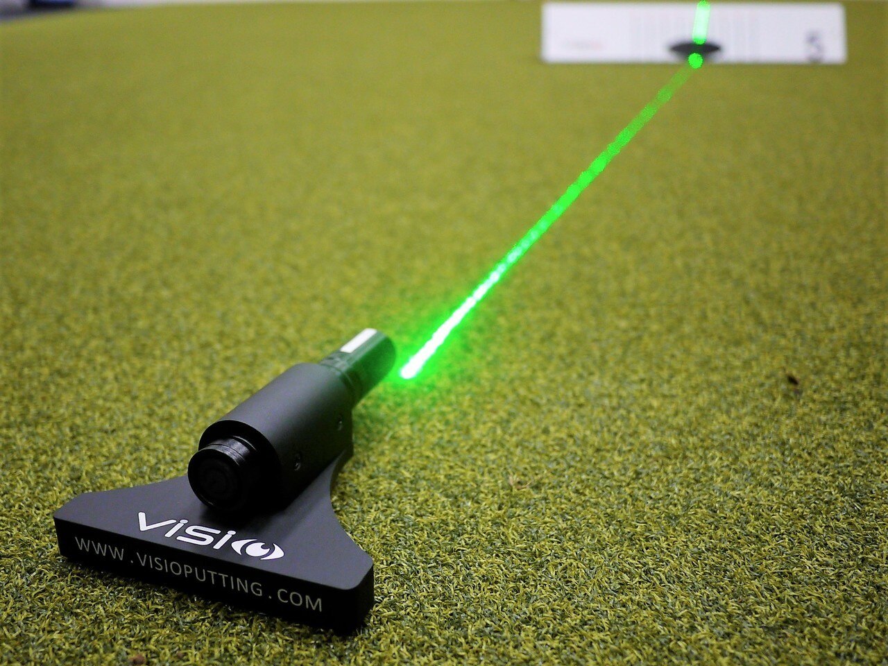 laser putting aid in use